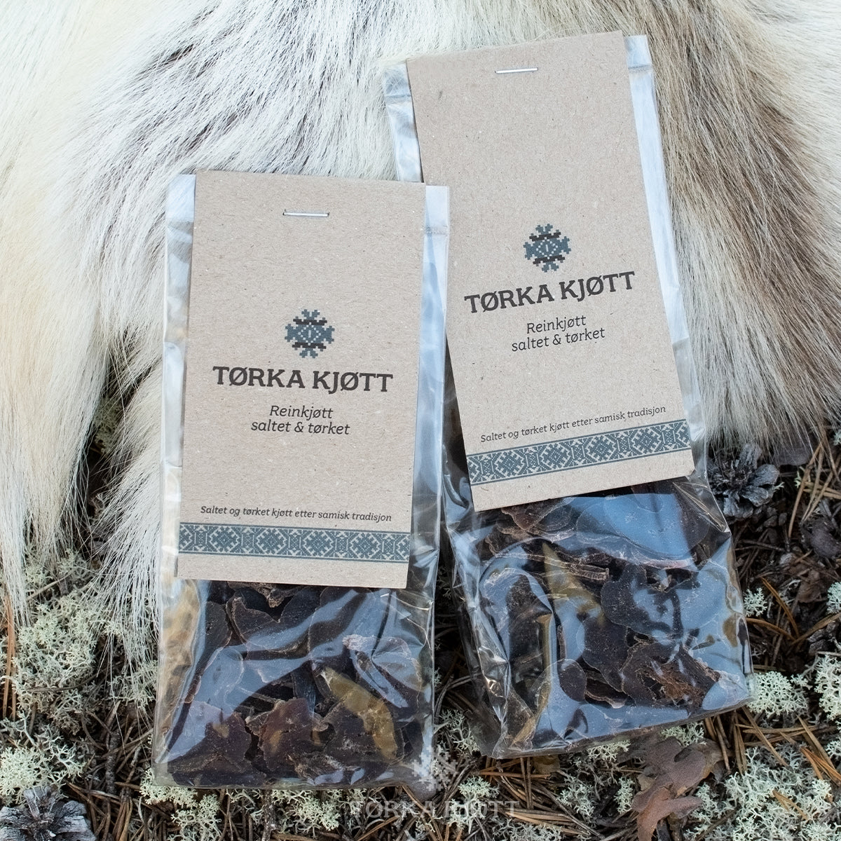 Tørka kjøtt i lufttett forpakning, liggende på reinskinn