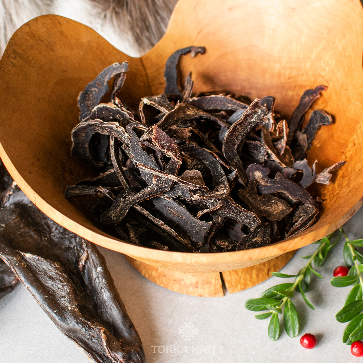 Tørka kjøtt av reinhjerte, oppskjært biter i treskål.