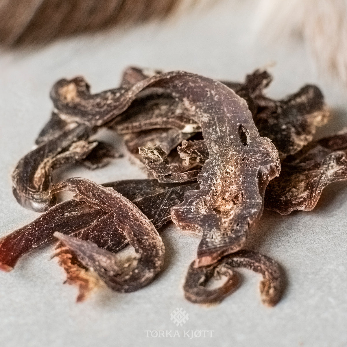 Oppskjærte biter av tørka reinhjerte