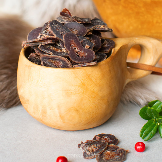 Tørka kjøtt av rein. Oppskjørt kjøtt i trekopp.