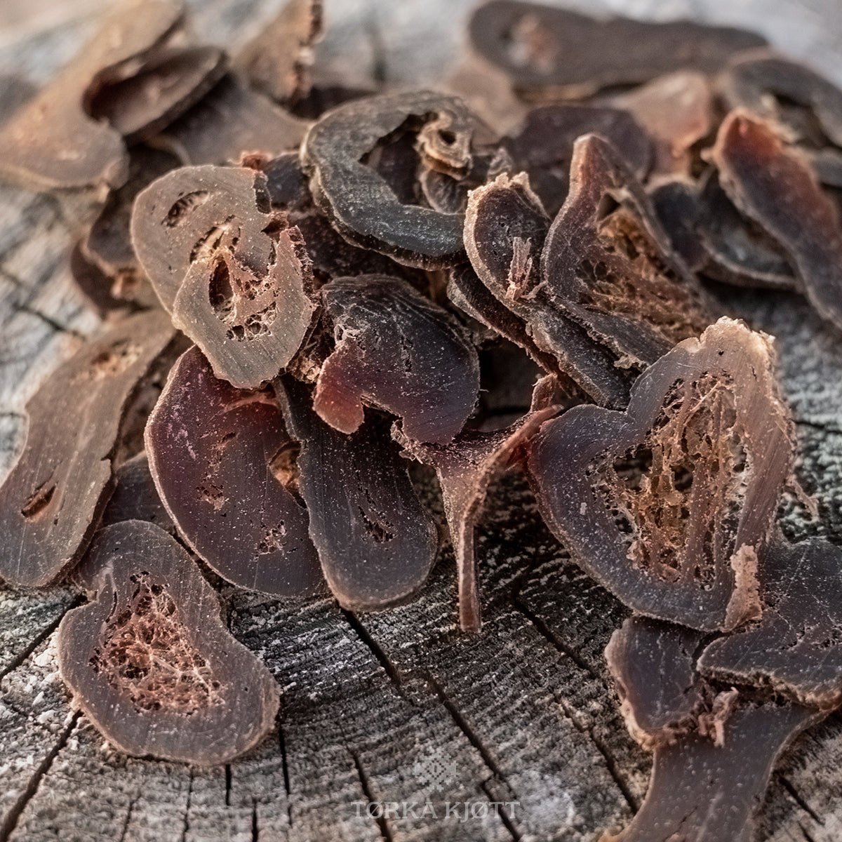 Tørka reinkjøtt, lufttørket og naturlig. Oppskjært tørka kjøtt på stubbe.