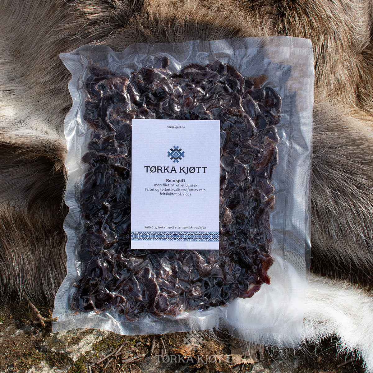 Tørka kjøtt av rein, vakumpakket liggende på reinskinn.