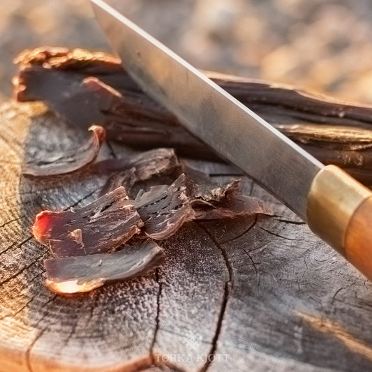 Tørkakjøtt av storfe. Helt kjøttstykke på stubbe med samekniv.