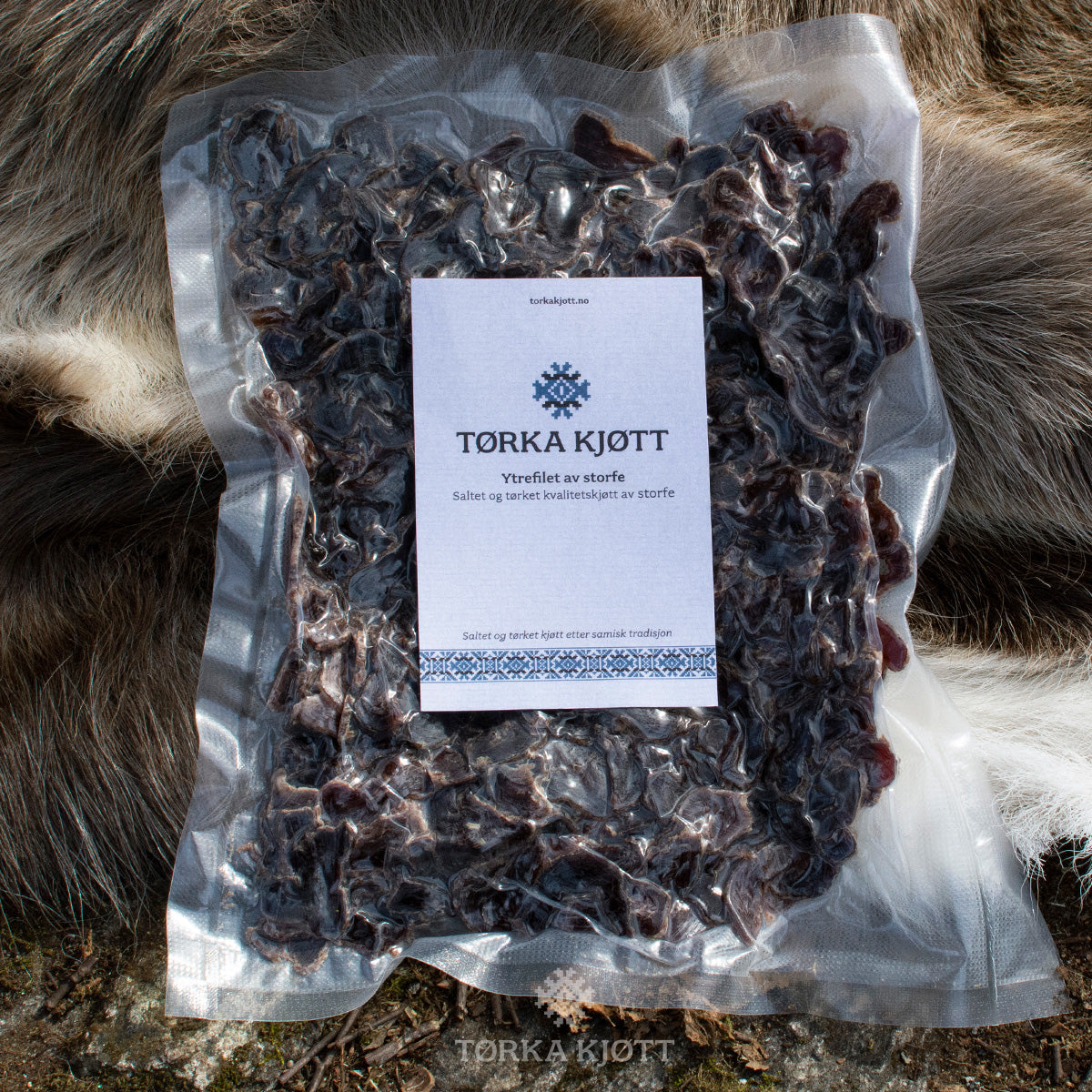 Tørka kjøtt av storfe, vakumpakket 300g med etikett, ligger på reinskinn.